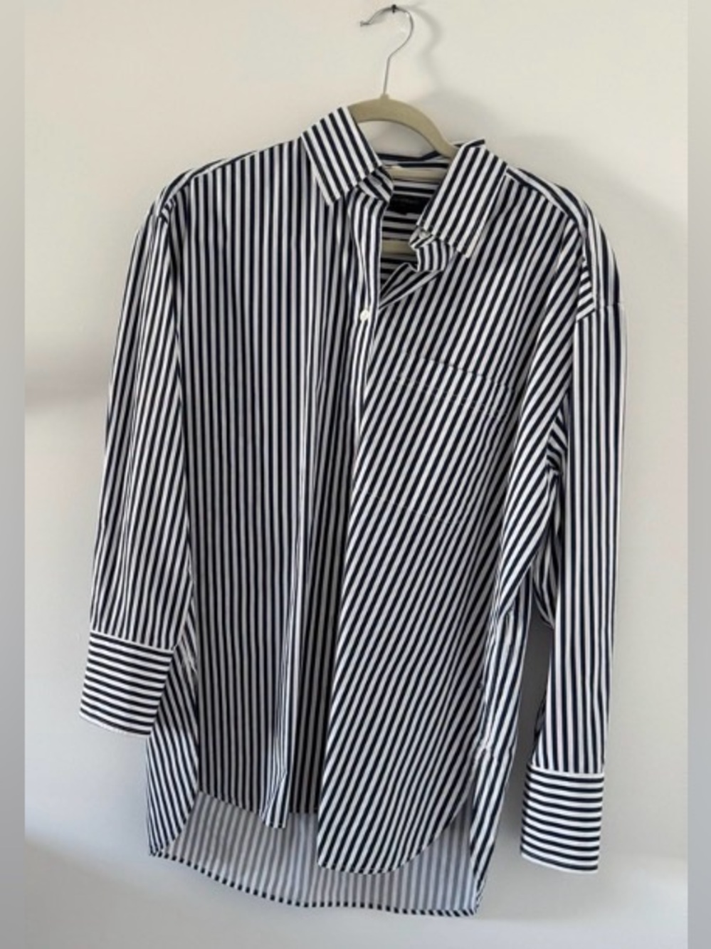 🍃💗Banana Republic Navy and White Striped Button Down Shirt